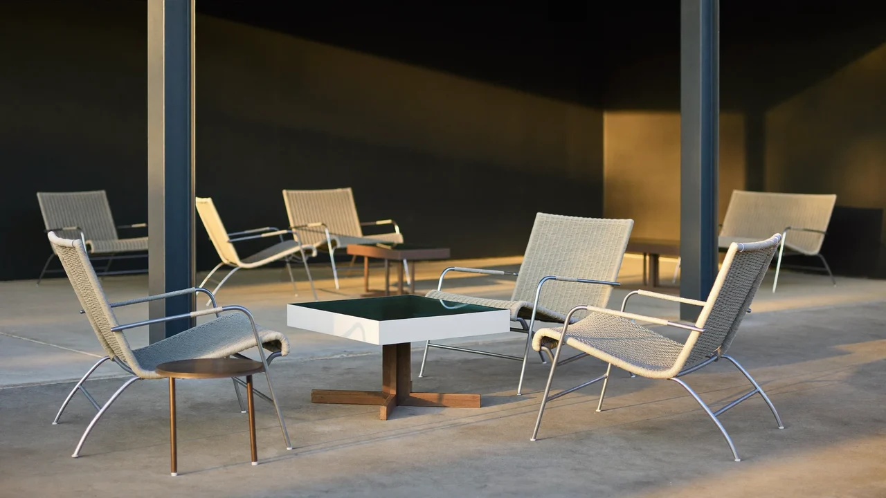 Illustration einer Showroom-Ecke mit arrangierten Gartenmöbeln auf hellem Betonboden
